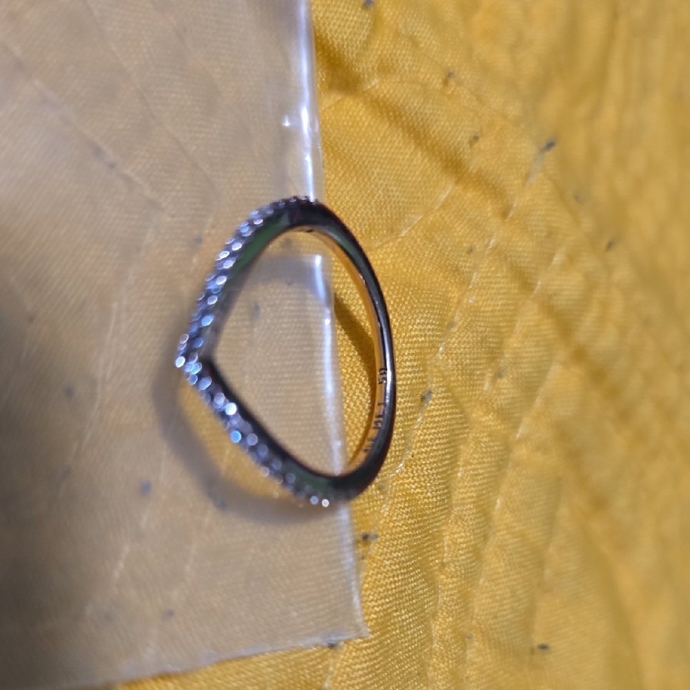 Elegant Silver Ring with Sparkling Accents
